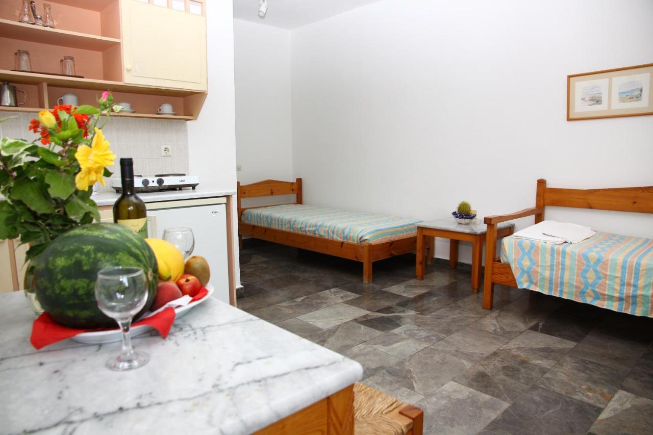 Camari Garden Hotel Apartments เยรานี ภายนอก รูปภาพ